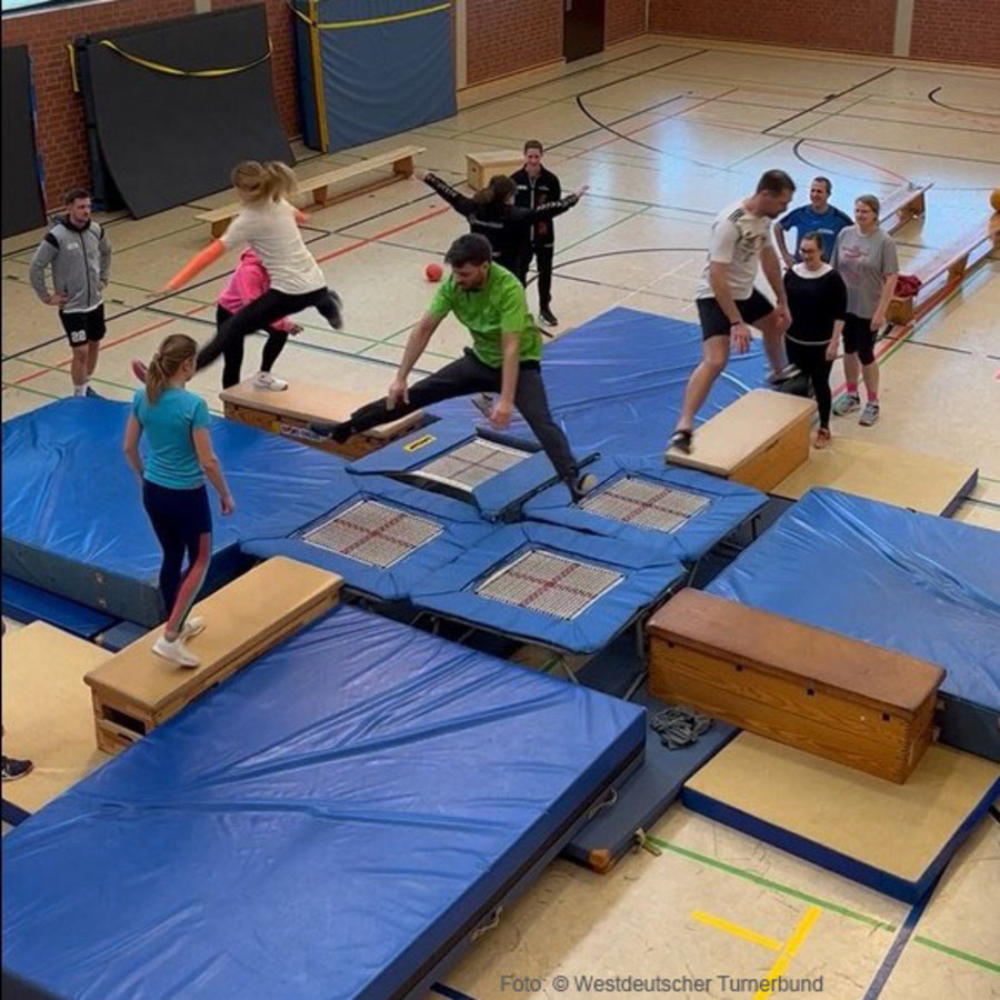 Großgeräteaufbau mit Mini-Trampolinen