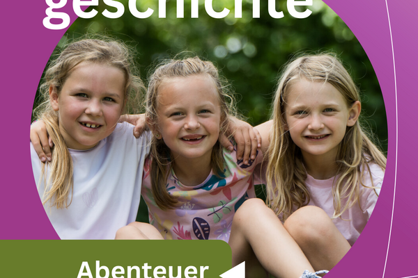 drei kinder haben sich im Arm und lachen in die Kamera