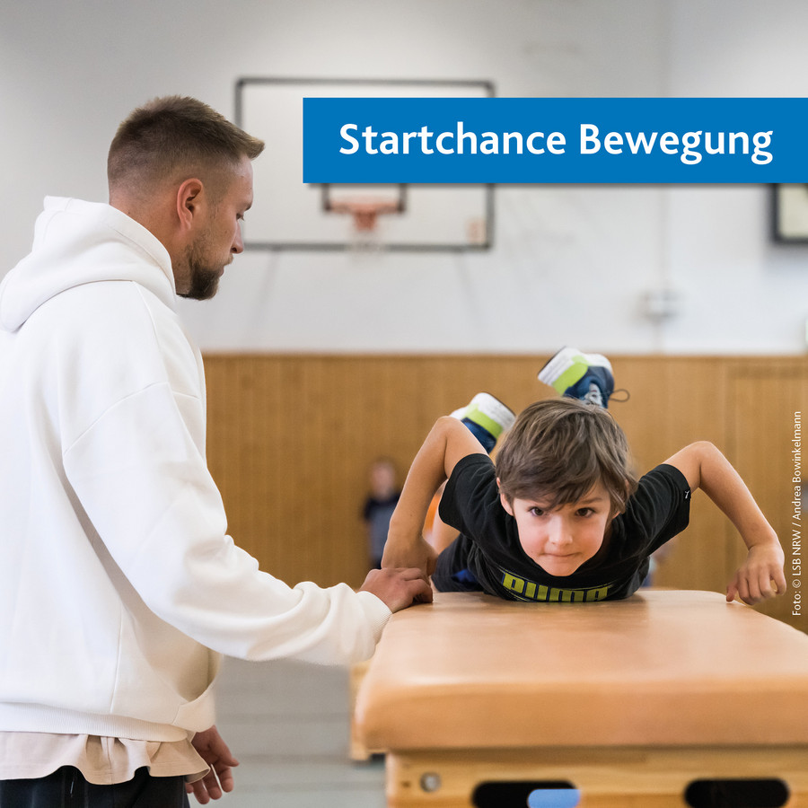 Übungsleiter mit Schulkind im Sportunterricht
