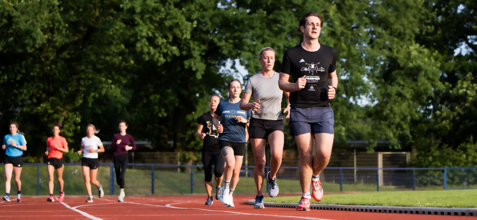 Menschen joggen auf einer Laufstrecke