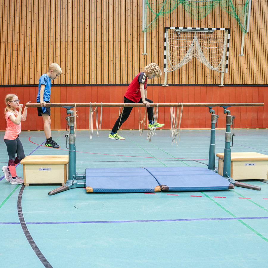 Geräteaufbau Seilbrücke mit 3 Kindern