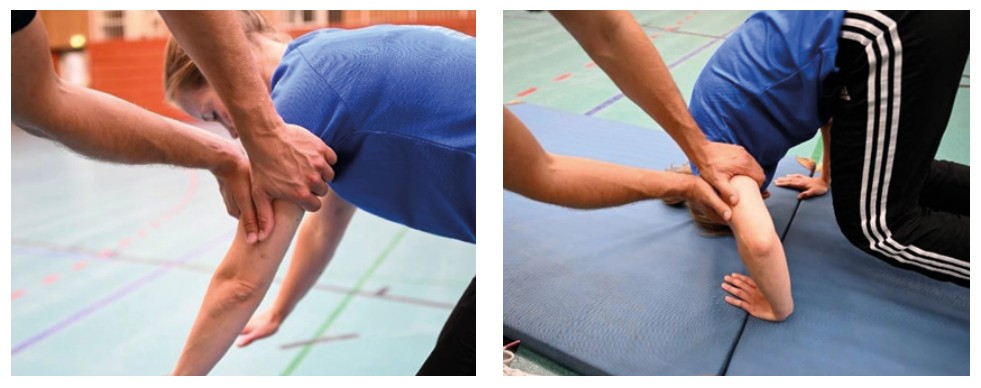 Der Drehgriff in der Nahaufnahme. Die Daumen zeigen zum Ellenbogengelenk der Teilnehmerin.