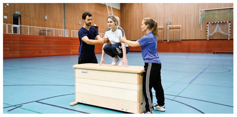 Klammergriff bei einem Sprung auf den Kasten