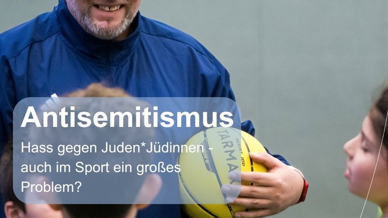 Übungsleiter spielt ein Ballspiel mit Kindern.
