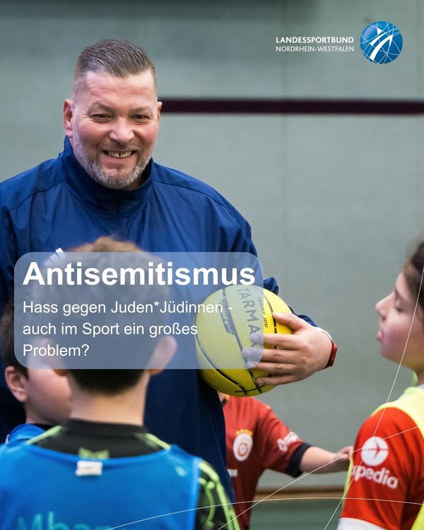 Übungsleiter spielt ein Ballspiel mit Kindern.