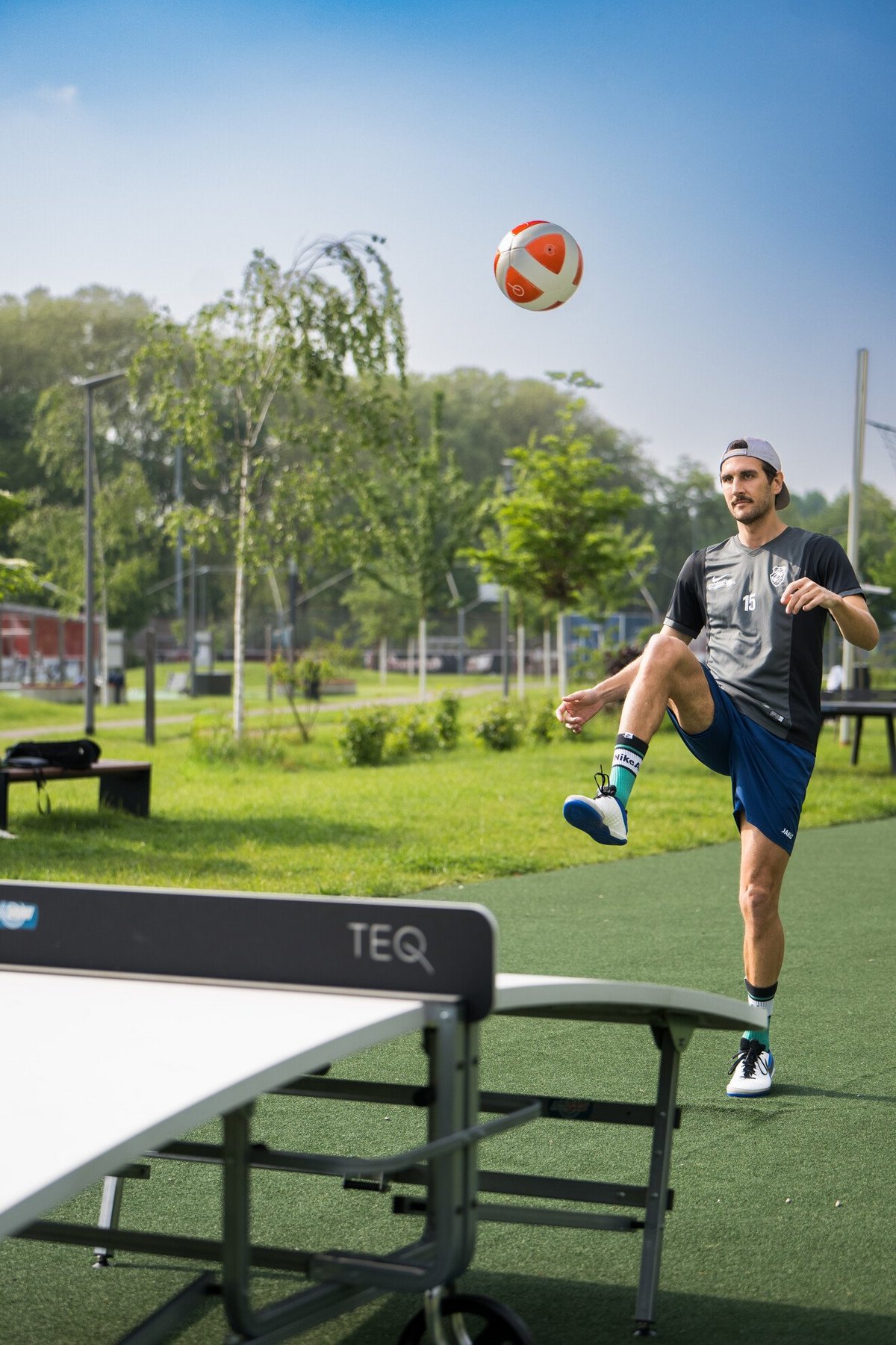 Person beim Teqball spielem