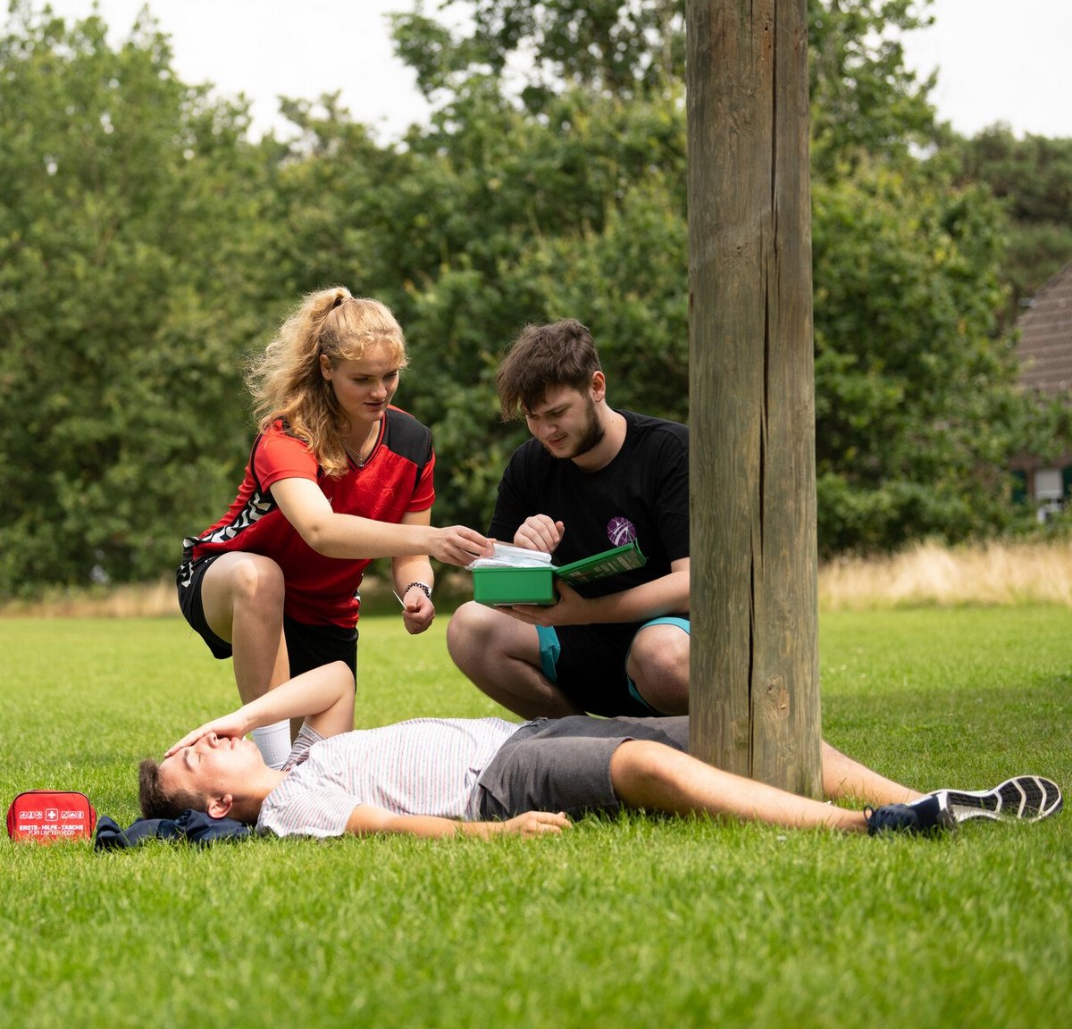 Zwei Leute leisten erste Hilfe