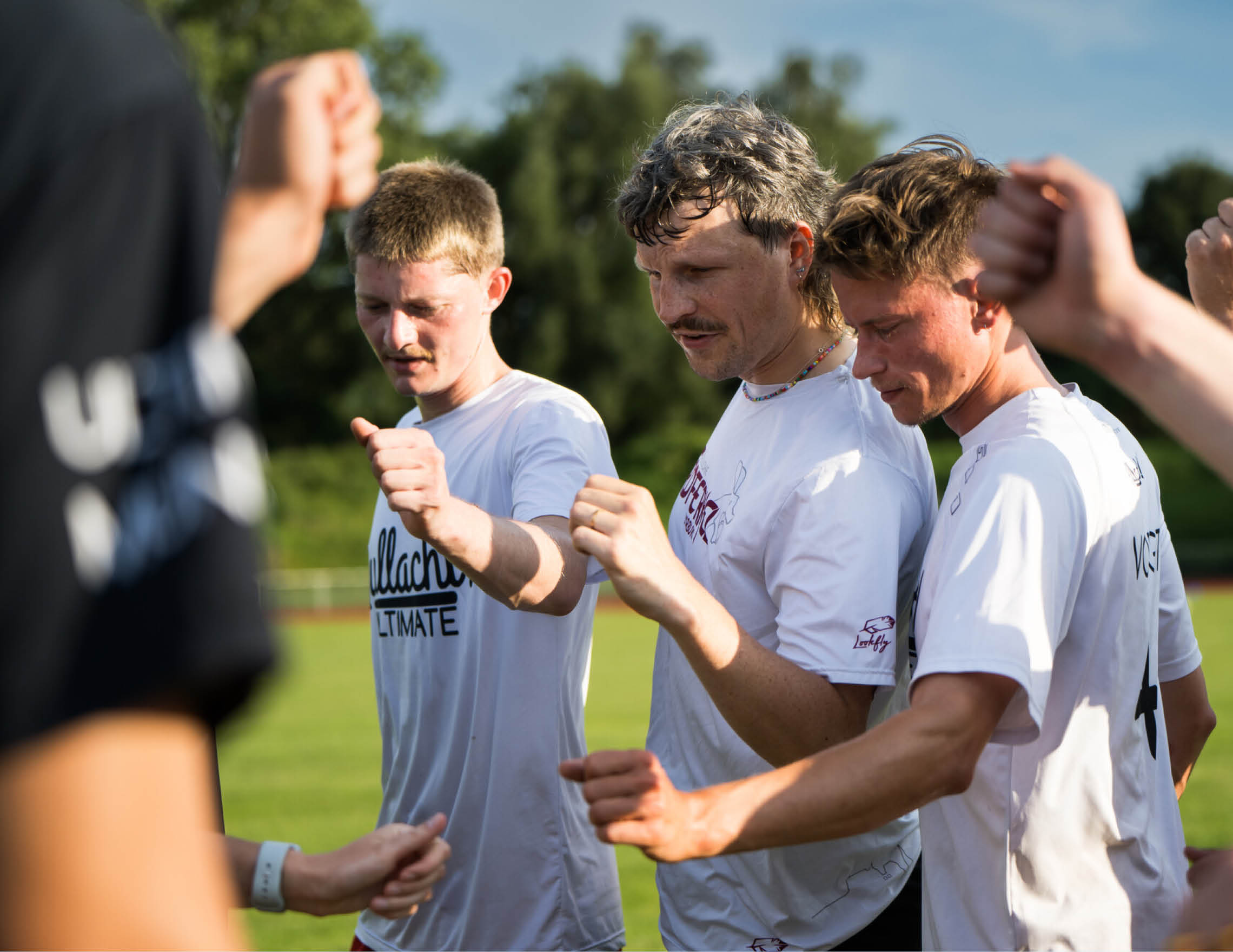 Photografie von Menschen aus verschiedenen Altersgruppen und Kulturen, die sich in einem Kreis die H nde reichen – symbolisiert Zusammenhalt, Vielfalt und die verbindende Kraft von Sportvereinen. Foto Andrea Bowinkelmann