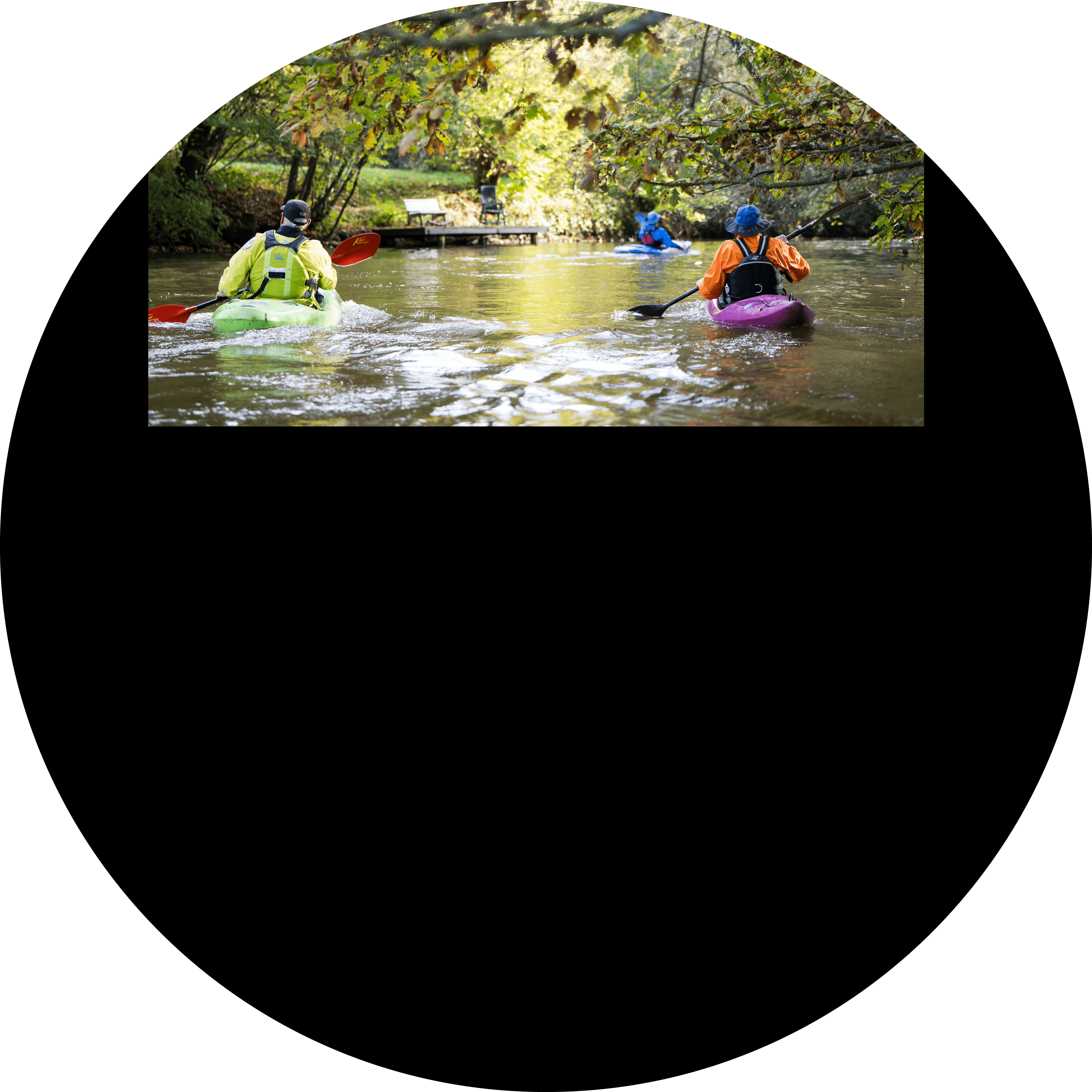 Naturlandschaft an der Ruhr mit Kanu darauf. Der Flu umgeben von gr nen B umen